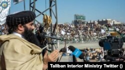 سراج الدین حقانی، سرپرست وزارت داخلهٔ طالبان هنگام سخنرانی در میان شماری از مردم در ولایت خوست 