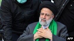 Presiden Ebrahim Raisi berbicara pada rapat umum di pusat kota Yazd, Iran pada 12 Januari 2023. (Foto: via AFP)