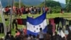 FILE - Migran, kebanyakan dari Amerika Tengah dan Venezuela, berlindung di kompleks olahraga setibanya di Huixtla, negara bagian Chiapas, Meksiko, 7 Juni 2022. (AP/Marco Ugarte, File)