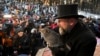 El manejador del Groundhog Club A.J. Dereume sostiene a Punxsutawney Phil, la marmota que pronostica el clima, durante la celebración número 137 del Día de la Marmota en Gobbler's Knob en Punxsutawney, Pensilvania, el jueves 2 de febrero de 2023. 