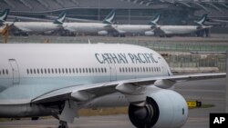 Pesawat Cathay Pacific tampak di Bandara Internasional Hong Kong di Hong Kong (foto: dok). 