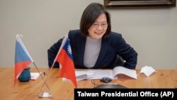 នៅ​ក្នុង​រូបថត​ផ្សាយ​ដោយ​ការិយាល័យ​ប្រធានាធិបតី​តៃវ៉ាន់ លោកស្រី​ប្រធានាធាធិបតី​ Tsai Ing-wen សន្ទនា​តាម​ទូរស័ព្ទ​ជាមួយ​ប្រធានាធិបតី​​ទើប​ជាប់​ឆ្នោត​ថ្មី​របស់​សាធារណរដ្ឋ​ឆែក​លោក Petr Pavel ពី​ក្រុង​តៃប៉ិ កោះ​តៃវ៉ាន់ កាល​ពី​ថ្ងៃ​ចន្ទ​ទី​៣០ ខែ​មករា ឆ្នាំ​២០២៣។