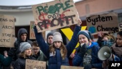 Greta Thunberg wa Sweden, kushoto, na watetezi wa hali ya hewa maarufu kama mtandao wa "Fridays for Future" movement wakifanya maandamano yasiyoruhusiwa siku ya kufunga Mkutano wa kila mwaka wa Jukwaa la Uchumi wa Kimataifa, WEF, Davos, Uswisi, Jan. 20, 2023. 