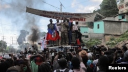 El activista político James Legrand se dirige a la multitud durante una protesta contra el alto costo de la vida y por el fin de la violencia de las pandillas, en Puerto Príncipe, la capital de Haití, el 18 de noviembre de 2022.