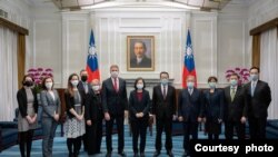 台湾总统蔡英文在台北总统府会见由前美军印太司令部司令、退役海军上将菲利普·戴维森（Philip Davidson 左六）率领的一个美国智库国家亚洲研究局访问团。（2023年2月2日）