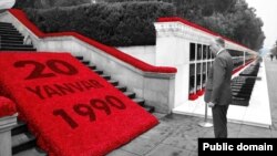 ABŞ Dövlət Departamentinin idarə direktoru Mark Kemeron Şəhidlər xiyabanında (Foto ABŞ səfirliyinindir)