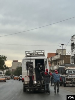 Teenagers on inline skates can often be seen clinging to buses on Senegal’s roads. (Annika Hammerschlag/VOA)