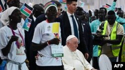 Paus Francis (C-R), duduk di kursi roda di Freedom Hall di Juba, Sudan Selatan, pada 4 Februari 2023. (Foto: AFP)