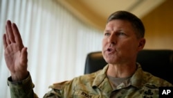 驻扎在夏威夷的美国陆军第25步兵师指挥官约瑟夫·莱恩少将(Maj. Gen. Joseph Ryan )在马尼拉接受美联社采访。（2023年2月8日）