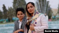 ماه‌منیر مولایی‌راد در کنار پسرش کیان پیرفلک