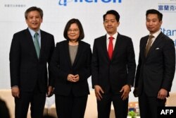 资料照：（从左至右）时任美在台协会处长梅健华、台湾总统蔡英文、时任台北美国商会章锦华和时任美国国务院亚太事务副助理国务卿黄之瀚在台北的一次宴会上合影。（2018年3月21日）