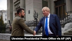 Rais wa Ukraine Volodymyr Zelenskyy, kushoto, na Waziri Mkuu wa Uingereza Boris Johnson, akiwa Kyiv, Ukraine, Jumamosi, April 9, 2022. (Ukrainian Presidential Press Office via AP)