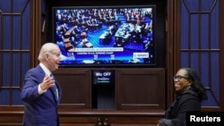 Rais Joe Biden na mteule wake wa Mahakama ya Juu, Jaji Ketanji Brown Jackson wakiwa katika ukumbi wa Roosevelt wa White House in Washington, U.S., April 7, 2022. REUTERS/Kevin Lamarque