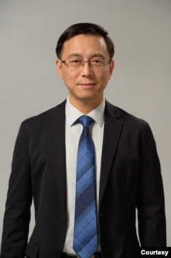 现居美国纽约的时事评论员唐靖远