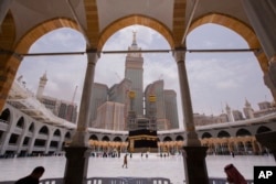 Ilustrasi - Jemaah haji menjaga jarak sosial saat mereka mengelilingi Ka'bah, di Makkah, Arab Saudi, Kamis, 22 Juli , 2021. (AP Photo/Amr Nabil)