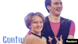 Katerina Tikhonova, hija del presidente ruso Vladimir Putin, baila con Ivan Klimov durante la competencia acrobática Rock'n'Roll de la Copa Mundial en Cracovia, Polonia, el 12 de abril de 2014.