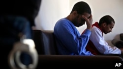 Elsheekh (Midigta) oo ku dhashay Suudaan kuna koray London ayaa lagu eedeeyay inuu maleegay dilka afar la heyste oo Mareykan ah oo kala ah James Foley, Steven Sotloff, Peter Kassig iyo Kayla Mueller. 