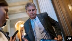 Senator Joe Manchin asal Partai Demokrat hadir dalam sebuah kesempatan di Gedung Capitol, Washington, pada 7 April 2022. (Foto: AP/J. Scott Applewhite)