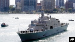 Archivo - El USS Detroit, un buque de combate litoral de la clase Freedom, llega el viernes 14 de octubre de 2016 a Detroit. 