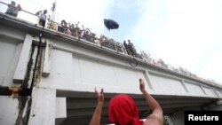 Después de los enfrentamiento algunos hondureños trataron de cruzar hacia México de manera ilegal cruzando el puente sobre el río Suchiate.