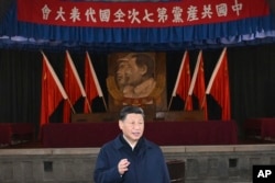 រូបឯកសារ៖ ប្រធានាធិបតី​ចិន​លោក Xi Jinping ថ្លែង​សុន្ទរកថា​ពេល​លោក​ធ្វើ​ទស្សនកិច្ច​ទៅ​ខេត្ត Shaanxi ប្រទេស​ចិន​ ថ្ងៃទី ២៧ ខែតុលា ឆ្នាំ២០២២។ (Yan Yan/Xinhua via AP)