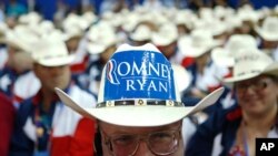 Delegasi Partai Republik dari Texas mengenakan topi koboy di Konvensi Nasional Partai Republik di Tampa, Florida. (Foto: AP) 