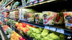 แฟ้มภาพ - ผักต่าง ๆ บนชั้นวางของในซูเปอร์มาร์เก็ตแห่งหนึ่งในนครนิวยอร์ก เมื่อ 17 พ.ค. 2564