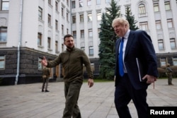 دیدار غیرمنتظره بوریس جانسون، نخست‌وزیر بریتانیا، و ولودیمیر زلنسکی، رئیس جمهوری اوکراین، در کی‌یف. ٩ آوریل ٢٠٢٢