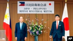 日本防卫大臣岸信夫（右）（Nobuo Kishi）和菲律宾国防部长洛伦扎纳(Delfin Lorenzana).