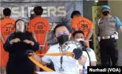 Dirreskrimum Polda DIY, Kombespol Ade Ary Syam Indriadi menunjukkan gir sepeda motor diikat dalam sabuk bela diri, yang membuat korban D tewas.