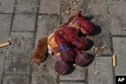 Thú nhồi bông đẫm máu nằm trên sân ga sau cuộc pháo kích của Nga vào ga tàu ở Kramatorsk, Ukraine, ngày 8 tháng 4 năm 2022.