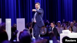 Потпретседателот на САД гестикулира на денот кога се обраќа на Конференцијата за конзервативна политичка акција во Мериленд, 20 февруари 2025 година