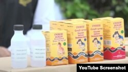 Obat yang ditampilkan BPOM dalam keterangan kepada media, yang diduga mengandung cemaran bahan berbahaya. (VOA/screenshot)