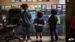 Des enfants en classe au Centre d'orientation des enfants de Klipspruit West, à Soweto, le 13 mars 2017.