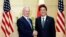 Bộ trưởng Quốc phòng Hoa Kỳ James Mattis, trái, và Thủ tướng Nhật Bản Shinzo Abe tại Văn phòng Thủ tướng ở Tokyo, 3/2/2017.
