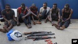 Pirates arrêtés et présentés au médias à Lagos au Nigeria, le lundi 22 février 2016.