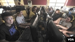 Warga Tiongkok pengguna jasa internet cafe di Hefei, provinsi Anhui. Pemerintah Tiongkok mengawasi penggunaan internet dan jaringan media sosial karena dianggap potensial menyebarkan isu (foto:dok).