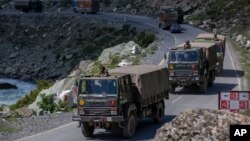 រូបឯកសារ៖ យោធាឥណ្ឌាធ្វើដំណើរតាមរថយន្តនៅផ្លូវជាតិ Srinagar-Ladakh ក្នុងតំបន់ Gagangeer កាលពីថ្ងៃទី៩ ខែកញ្ញា ឆ្នាំ២០២០ ខណៈភាពតានតឹងរវាងយោធាឥណ្ឌានិងចិនកំពុងកើនឡើងនៅតំបន់ព្រំដែននៅជួរភ្នំហិមាល័យ។ 