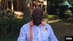 Amama Mbabazi lors d'une conférence de presse.