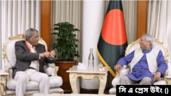 প্রধান উপদেষ্টা ড. ইউনূসের সঙ্গে বিএনপি মহাসচিব মির্জা ফখরুল ইসলাম আলমগীর। ১০ ফেব্রুয়ারি, ২০২৫।