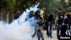 Waandamanaji wa Palestina wakirusha bomu la machozi baada ya kupigwa na vikosi vya Isreali kufuatia maadamano yaliyosababishwa na uamuzi wa Rais Donald Trump kuitambua Jerusalem kuwa mji mkuu wa Israel, yaliyotokea Disemba 7, 2017. 