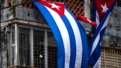 Banderas cubanas cubren las ventanas de la casa de Yunior García, bloqueando sus ventanas e impidiendo que se comunique con el exterior, en La Habana, el 15 de noviembre de 2021.