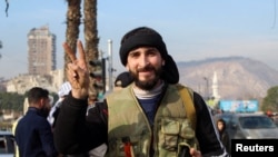 Боєць повстанців святкує після падіння режиму президента Башара Асада. Дамаск, 8 грудня 2024 року.