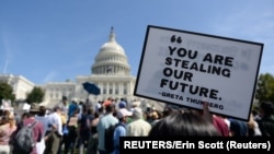 Demonstranti u Washingtonu 2019. na maršu za klimu, protivili su se povlačenju Amerike iz dogovora