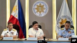 左起：菲律賓海軍南中國海事務發言人羅伊·特立尼達（Roy Trinidad）、菲律賓國家安全委員會助理總幹事喬納森·馬拉亞（ Jonathan Malaya）和菲律賓海岸警衛隊傑伊·塔里拉（ Jay Tarriela）週二在馬尼拉舉行新聞發布會。 （2025年1月14 日）