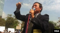 មាន​ជន​អនាមិក​ម្នាក់​ដោយ​ប្រើ​ប្រាស់​គណនីយ​បណ្តាញ​សង្គម​ហ្វេស​ប៊ុក​ឈ្មោះ​ ផែង វណ្ណៈ​ បាន​ផ្ញើ​សារ​សរសេរ​ជា​អក្សរ​ខ្មែរ​ដោយ​ភ្ជាប់​ជាមួយ​នឹង​រូប​ភាព​កាំភ្លើង​ខ្លី​និង​គ្រាប់​ចំនួន​៧​គ្រាប់។ ​
នៅ​ក្នុង​បណ្តាញ​គណនីយ​សង្គម​ហ្វេស​ប៊ុក​ដែល​មាន​ឈ្មោះ ​ផែង វណ្ណៈ ​បាន​សរសេរ​ថា ​ទុក៧​គ្រាប់​ឱ្យ​លោក​កឹម សុខា។