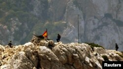 Des soldats espagnols sur l'île de Perejil, près de Ceuta, le 19 juillet 2002.