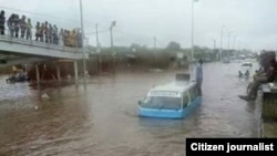 Táxi parado no meio de uma estrada de Luanda inundada devido às chuvas. (Foto de Aquivo)