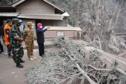 Gubernur Jawa Timur didampingi Bupati Lumajang meninjau lokasi bencana Gunung Semeru (foto Humas Pemprov Jawa Timur).