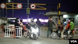 Police officers stand guard at a blocked street after Prime Minister Hun Sen ordered a two-week lockdown in Phnom Penh, Cambodia, on Thursday, April 15, 2021. (Hean Socheata/VOA Khmer) 